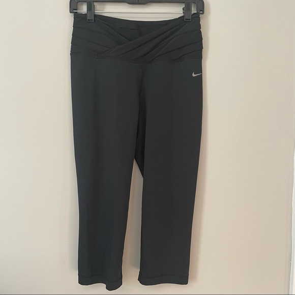 Nike Dry fit  Black cropped leggings with ruched v waist line size small - Picture 5 of 5